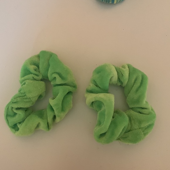 Free with bundle of one!!! 4 scrunchies - Picture 4 of 4